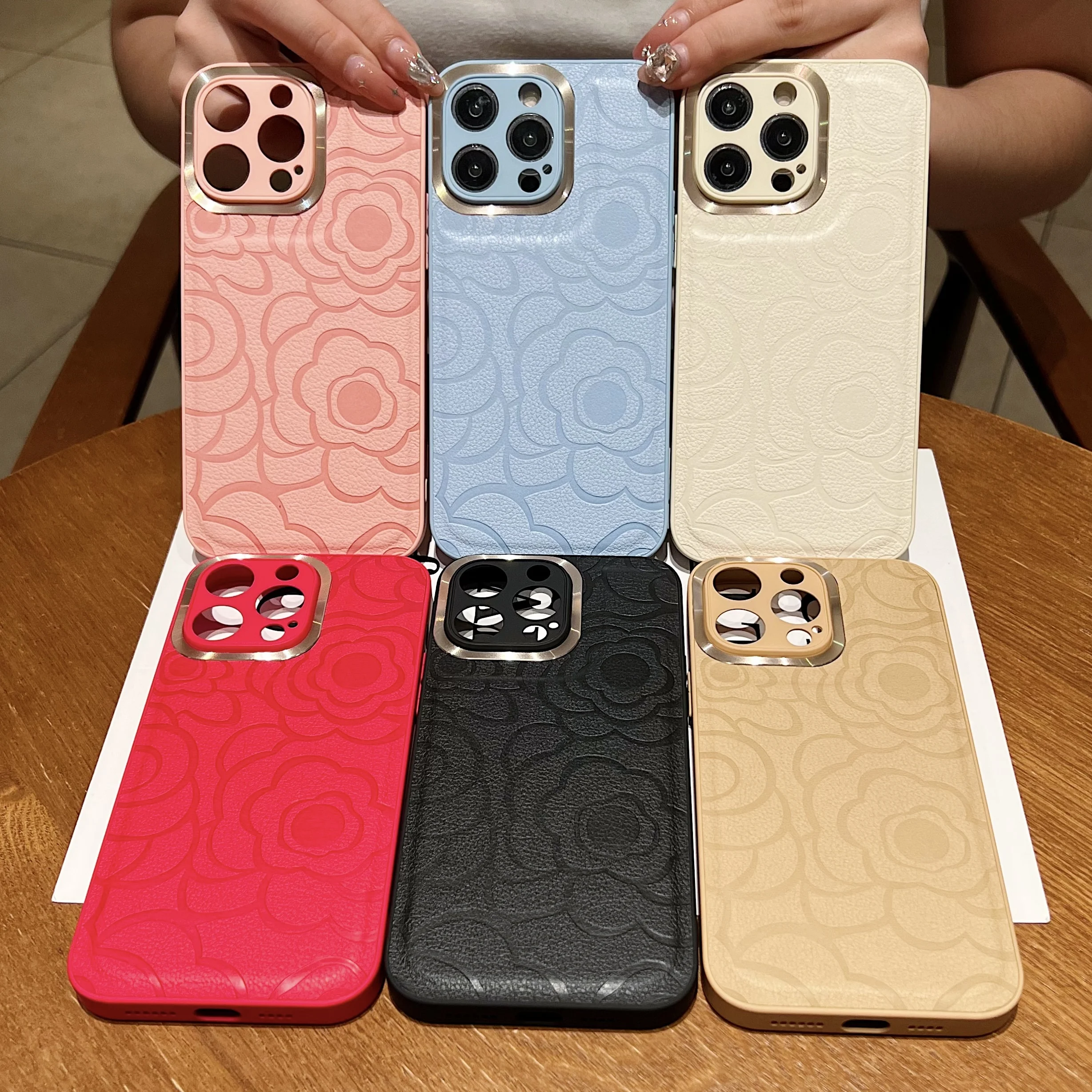 

The new iPhone 15 metal ring leather camellia phone case 14promax is suitable for 13,12 Pro, 11 and XsMax devices.