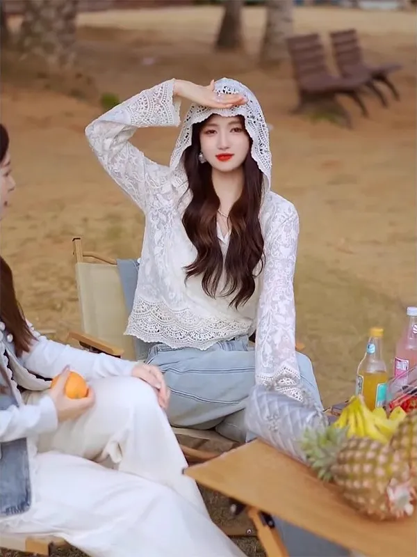 

Корейская женская футболка с кружевными вставками и цветочным узором, весенняя новинка, модный базовый топ с шапкой