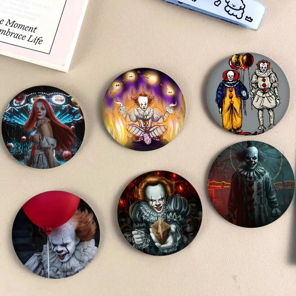 مخيف Pennywise مهرج 58 مللي متر لطيف أنيمي الشكل أيقونة شارة اليدوية صفيح بروش لحقيبة الظهر الملابس الصدر حلية الهدايا