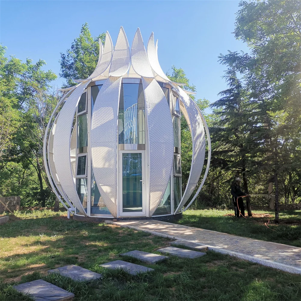 Premium Choice Flower-Shaped Eco Holiday Vacation House Prefab Resort Hotels Prefabricated Cabin With Maximize Natural Light