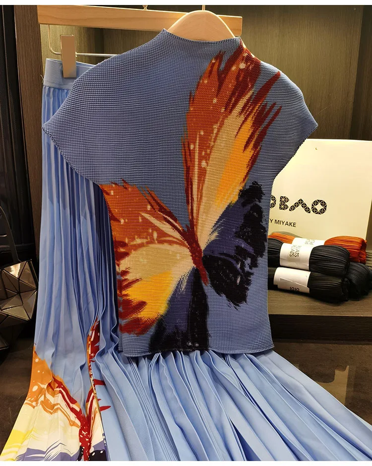 Set pieghettato alla moda maniche corte Top stampato a farfalla e gonna a vita alta Set di due pezzi per le donne 2024 estate nuovo