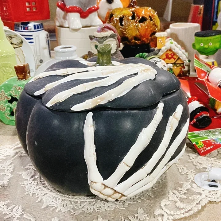 

Large jar can be opened for storage, Halloween style matte surface, uneven texture and glaze