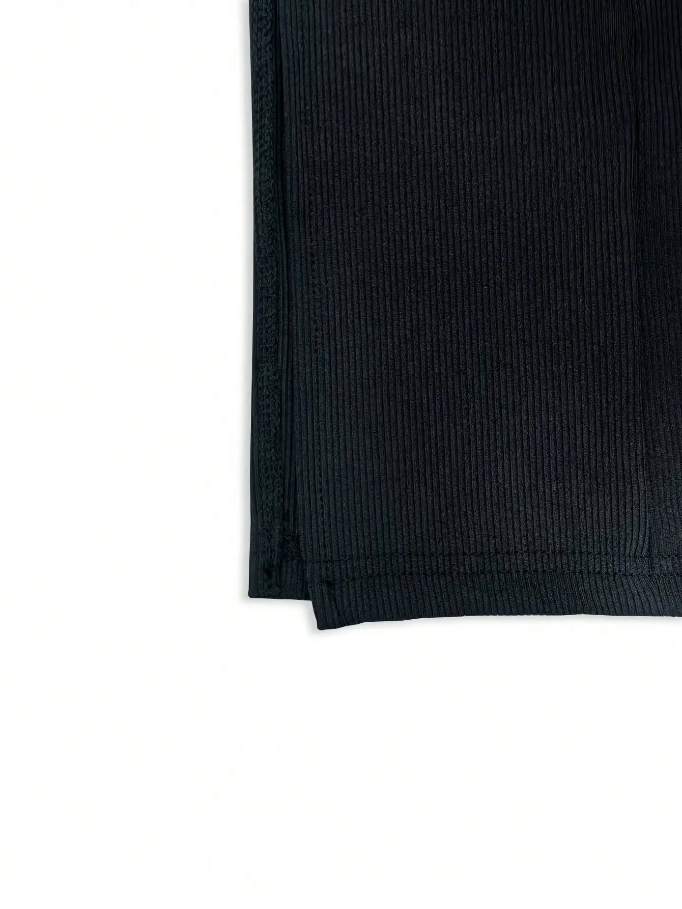 Set coordinato con top corto bianco sexy e gonna a tubino nera, tessuto lavorato a maglia, completo estivo chic