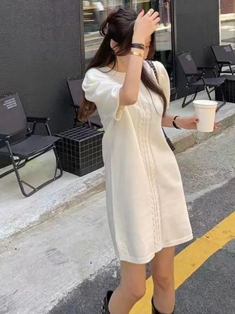 Elegancki, vintage'owy, okrągły, luźny sweter damski w stylu streetwear, kolorowy, na wiosnę i jesień, regularny krój, cienki.