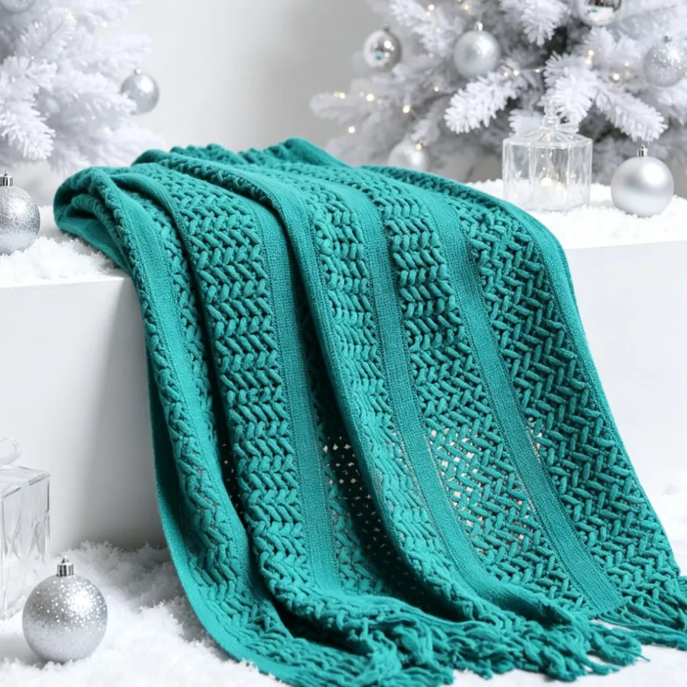 Chritsmas Green Knitted Throw Blanket Lightweight Soft Nordic Cozy Gift Blankets with Tassels for Travel Couch Bed Decorative