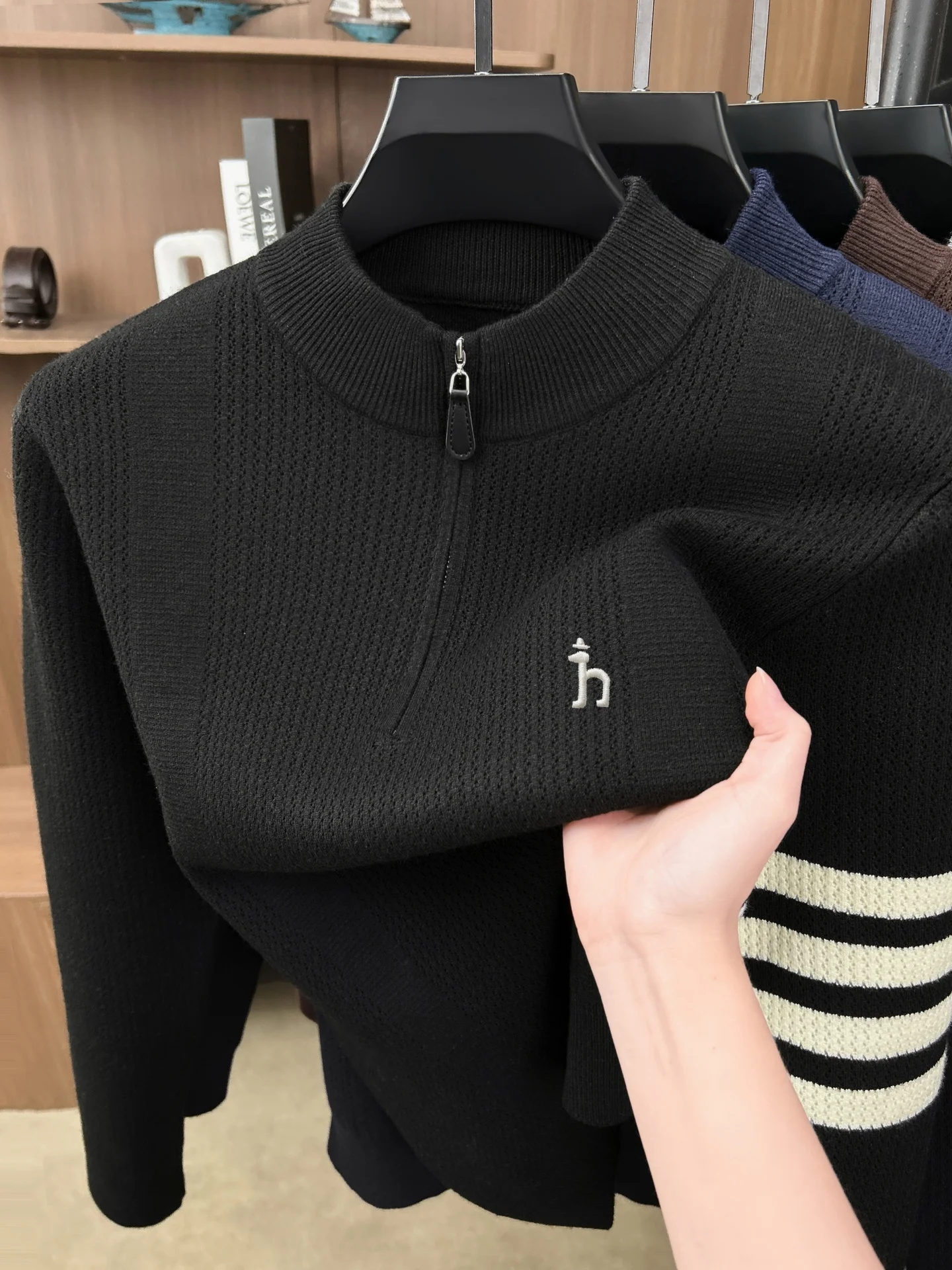 Hochwertiger Herrenpullover mit halbem Reißverschluss am Kragen, modisches Jacquard-Design, luxuriöse Marke, mit Hunde-Stickerei, lässiger Winterpullover, dick und warm gestrickt. – Detail 7