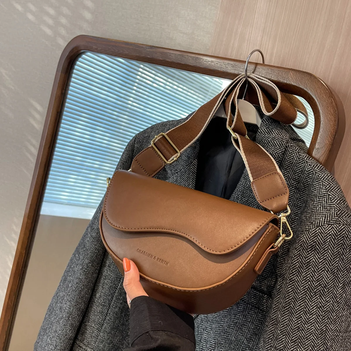 bolsa-transversal-de-moda-em-cor-solida-couro-pu-brilhante-com-logo-em-relevo-grande-capacidade-alca-magnetica-ajustavel-para-uso-diario