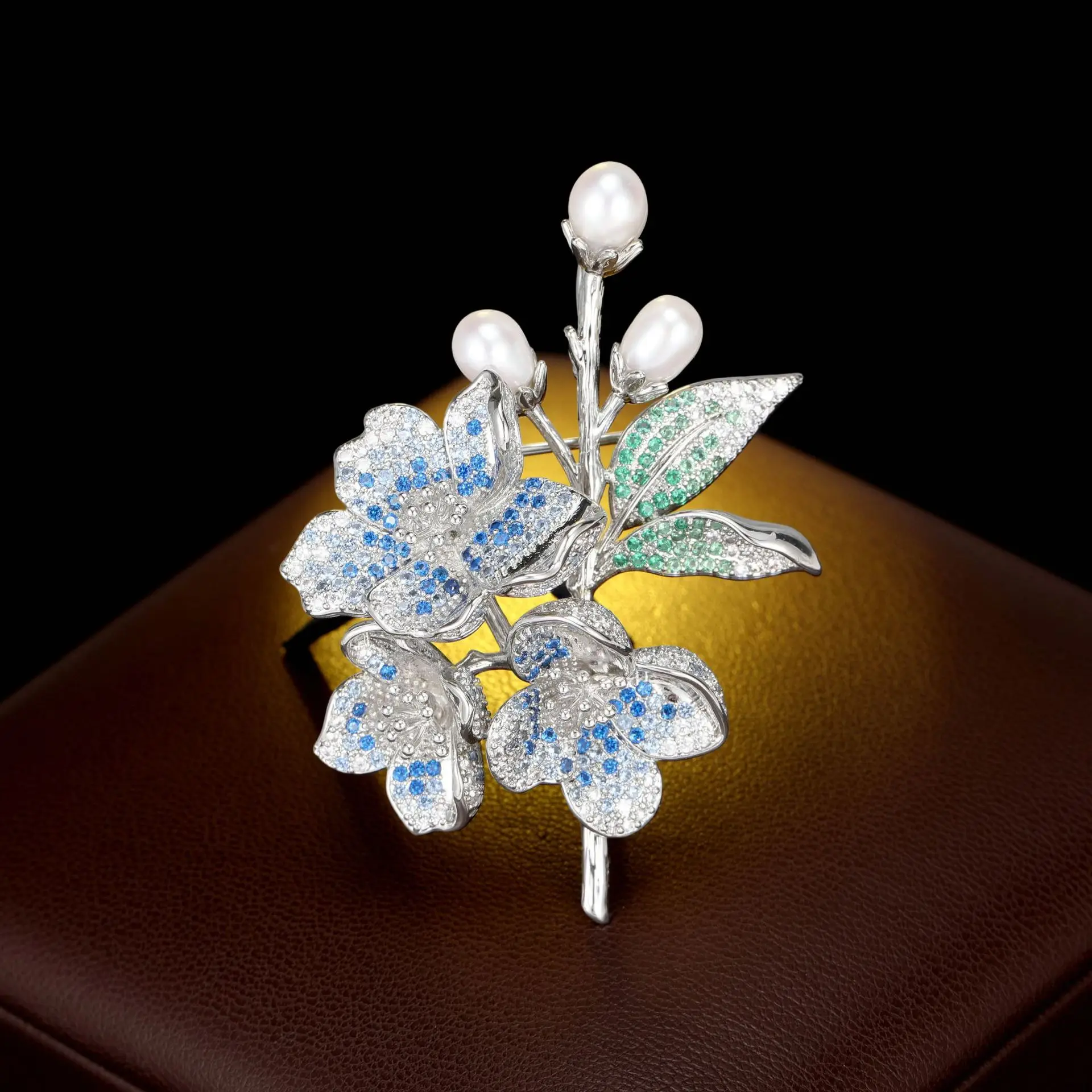 A high-end, luxurious and elegant flower brooch for women, a fashionable and light luxury overcoat suit, and a evening brooch