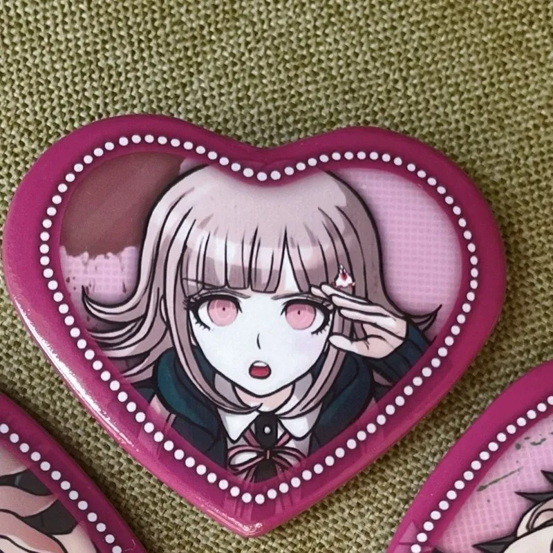 Danganronpa insignia de Anime, broche de dibujos animados, alfileres en forma de corazón, bolsa Kawaii, colgante, accesorios de decoración, regalo