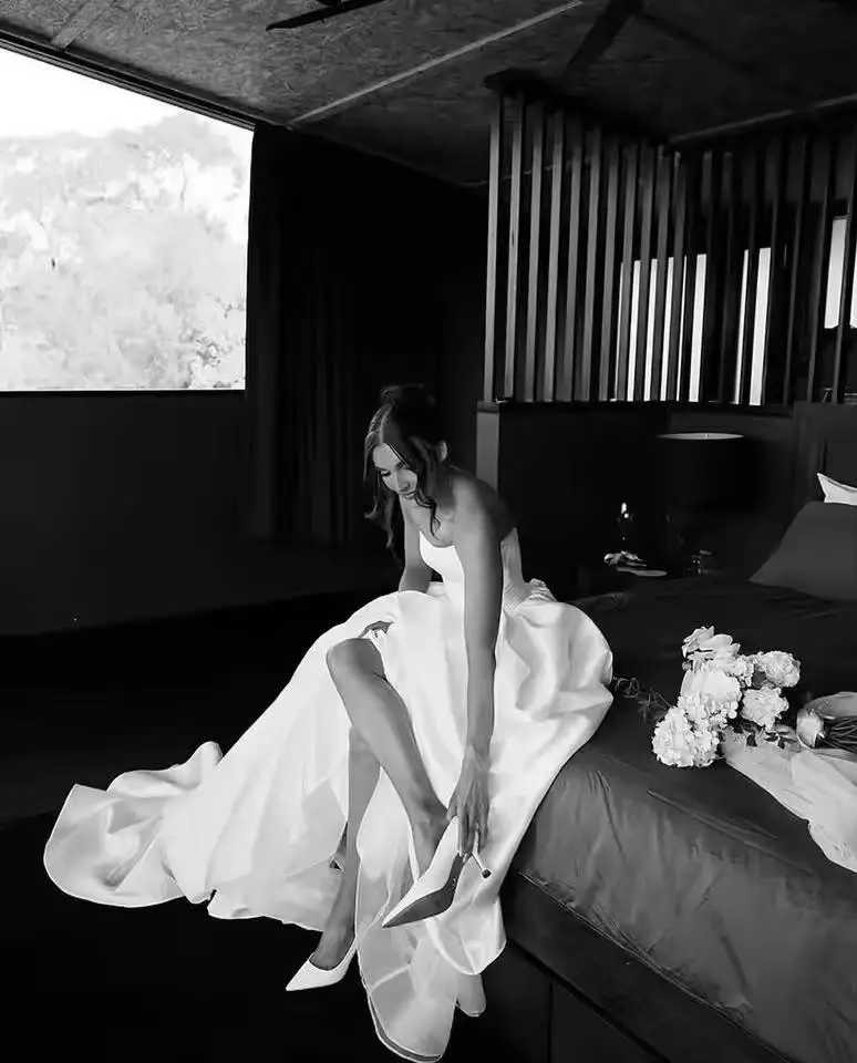 ชุดแต่งงานผ้าซาตินแบบสั่งตัดสำหรับผู้หญิง ชุดเจ้าสาวทรงเอไลน์แบบยาว สายรัดคอแบบไม่มีสาย ดีไซน์ทันสมัย สวยสง่า