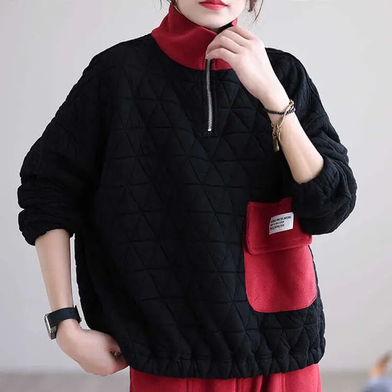 بلوفرات نسائية دافئة مبطنة بالقطن بياقة واقفة وجيب مرقع معاطف جديدة لخريف وشتاء 2025 قطع علوية نسائية عصرية #1