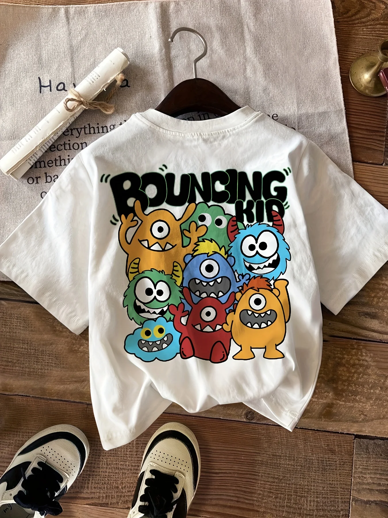 

Футболка с круглым вырезом и короткими рукавами с ярким графическим принтом — мягкая, дышащая, свободного покроя, повседневная летняя и весенняя одежда