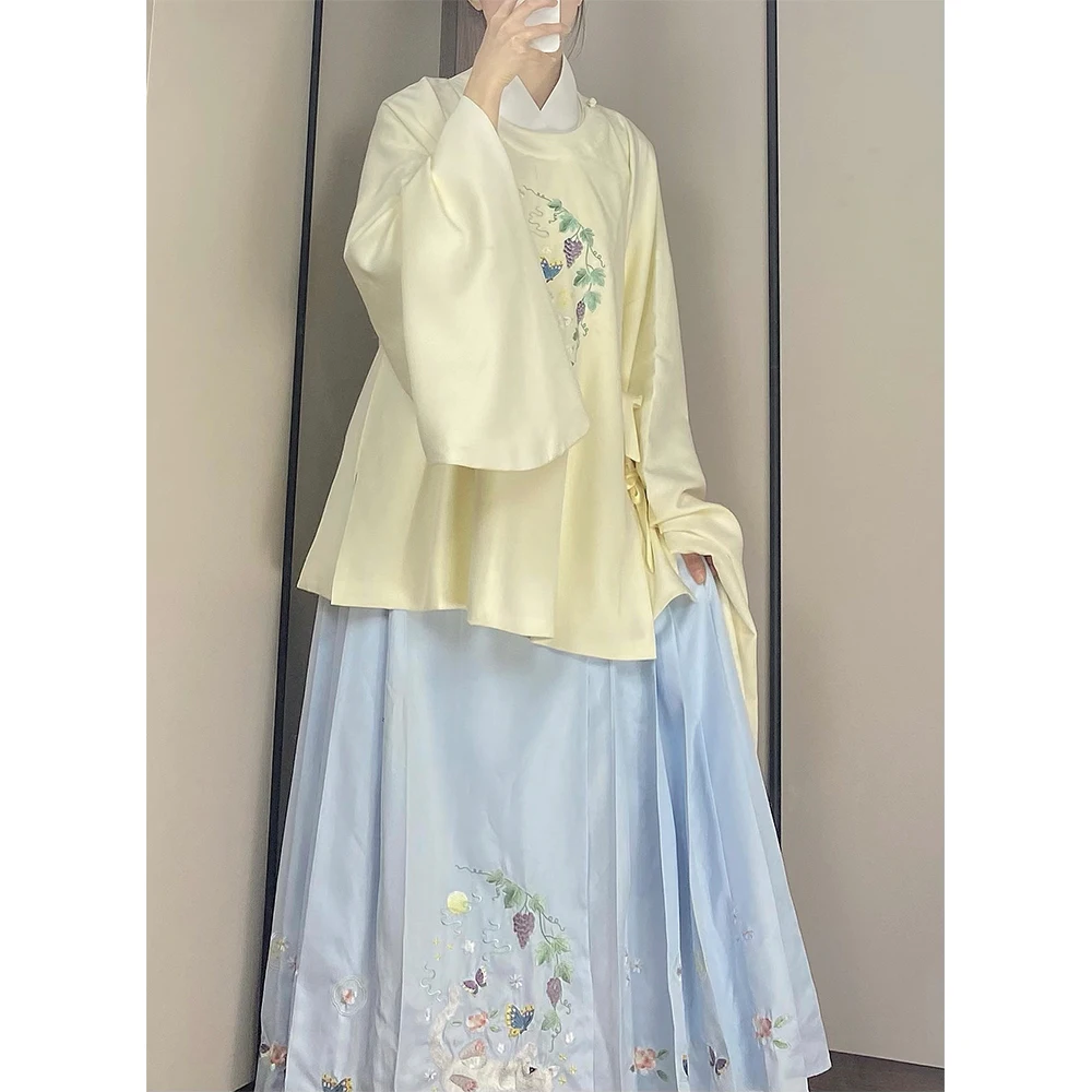 

Оригинальный национальный костюм QueXin в стиле династии Мин с вышитой юбкой-шлейфом и элементами пипа.