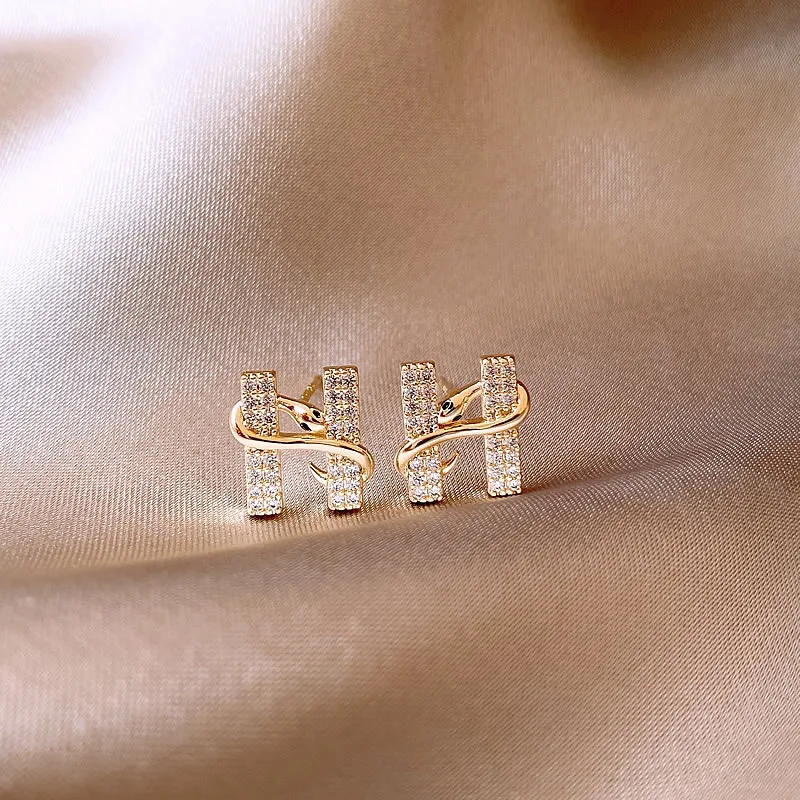 تصميم الذهب اللون الأفعى ملفوفة رسائل H مايكرو مطعمة الزركون وأقراط مجوهرات فاخرة للنساء 2025 حفلة عيد الميلاد