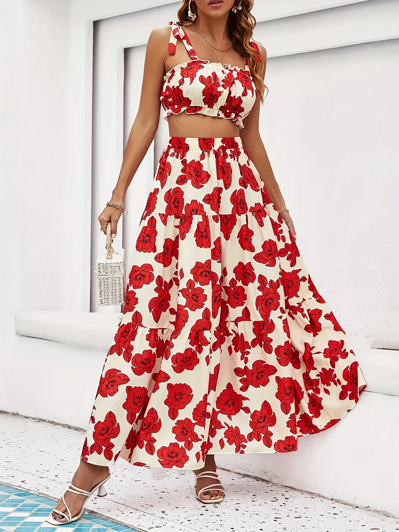 

Женский комплект для летних каникул больших размеров: итальянское бюстье Sweet Floral с завязками спереди и многоуровневая юбка макси с принтом — элегантность.