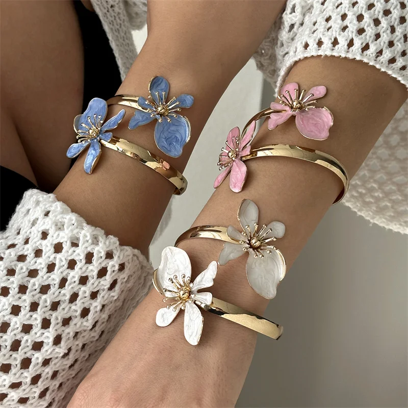 Großhandel Romantische Rosa Emaille-Blumen-Armbänder für Frauen Vintage Goldfarbene Florale Offene Manschettenarmbänder Elegante Schmuckgeschenke – Detail 7