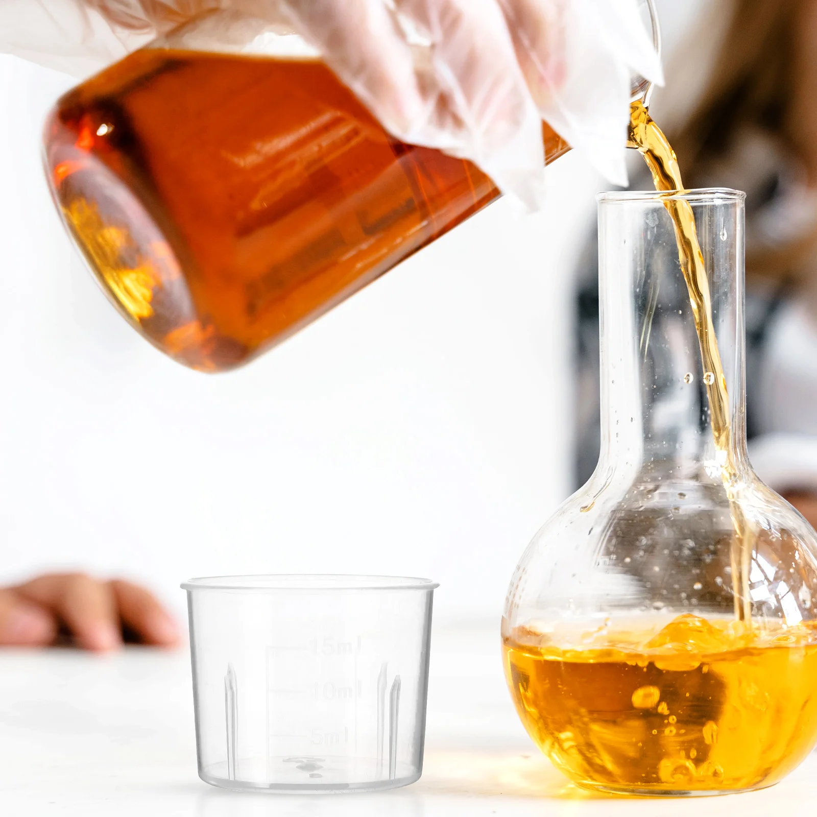 100pcs Plastic Measuring Beakers 15ml Clear Scale Graduated Cups Laboratory Tool Precise Measurement