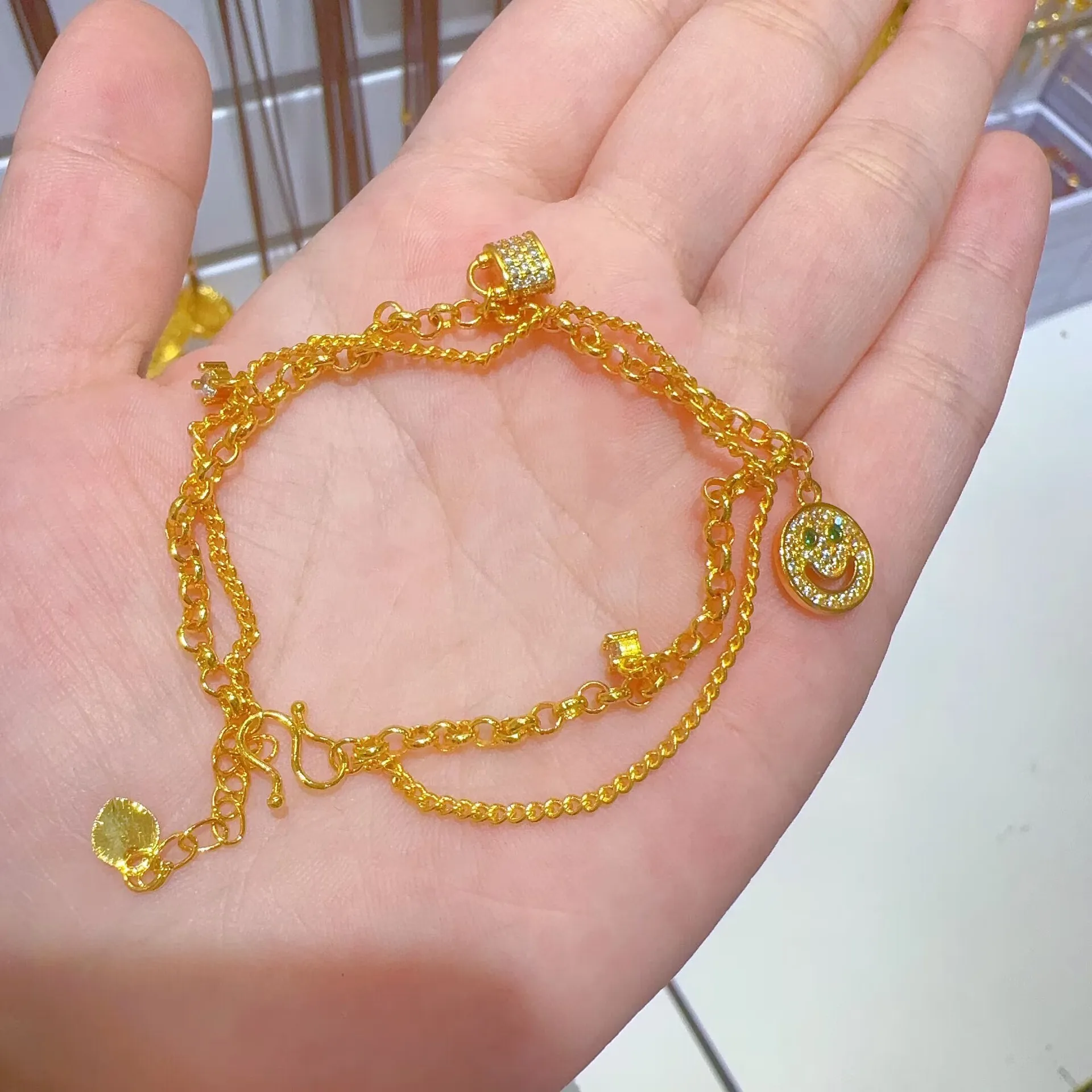 

Plated With Genuine Gold Color Retention The Same Style Of Sand Gold Explosive Flash Diamond Inlay Cute Smiling Face Girls Gift