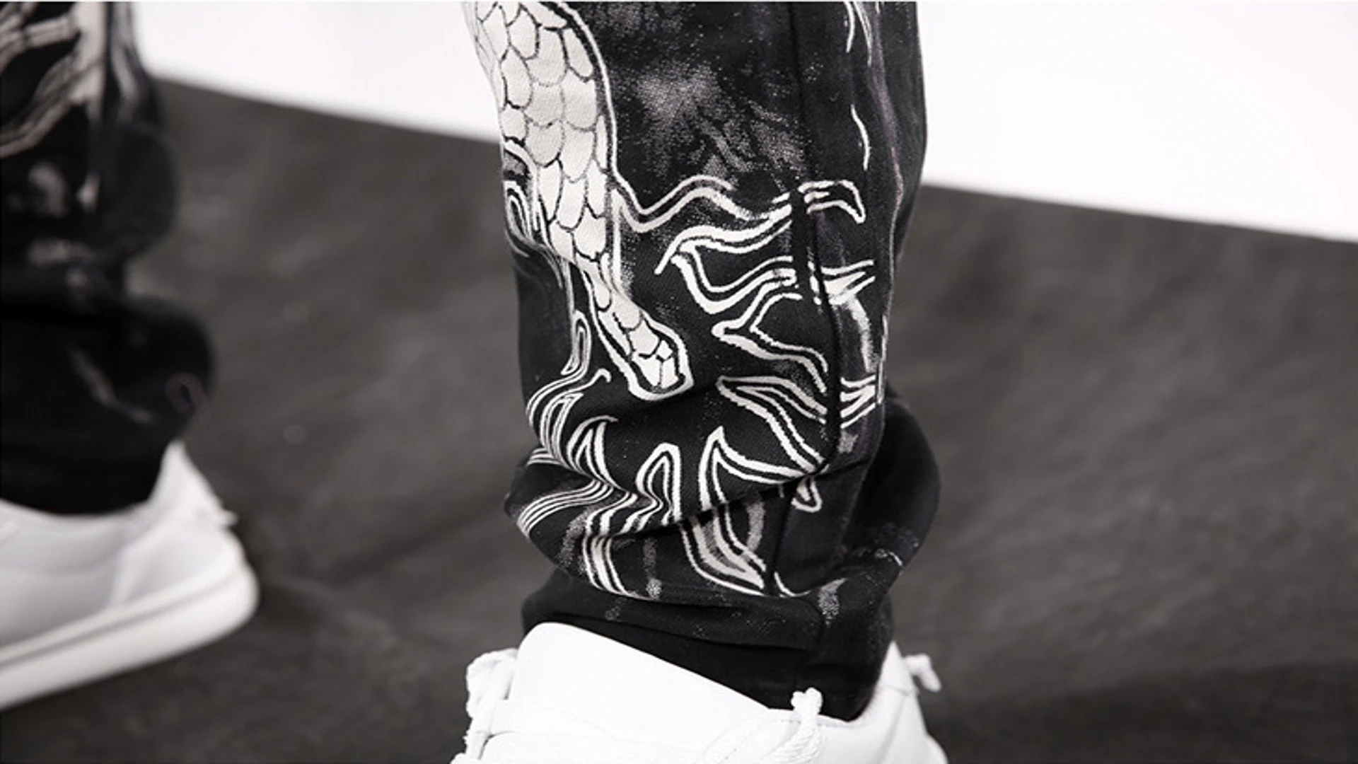 ฤดูใบไม้ผลิผู้ชายแฟชั่น Slim Casual บุคลิกภาพกางเกงสีดํามังกรจีนพิมพ์กางเกงยีนส์ชาย PLUS ขนาดนักร้องพิมพ์กางเกง