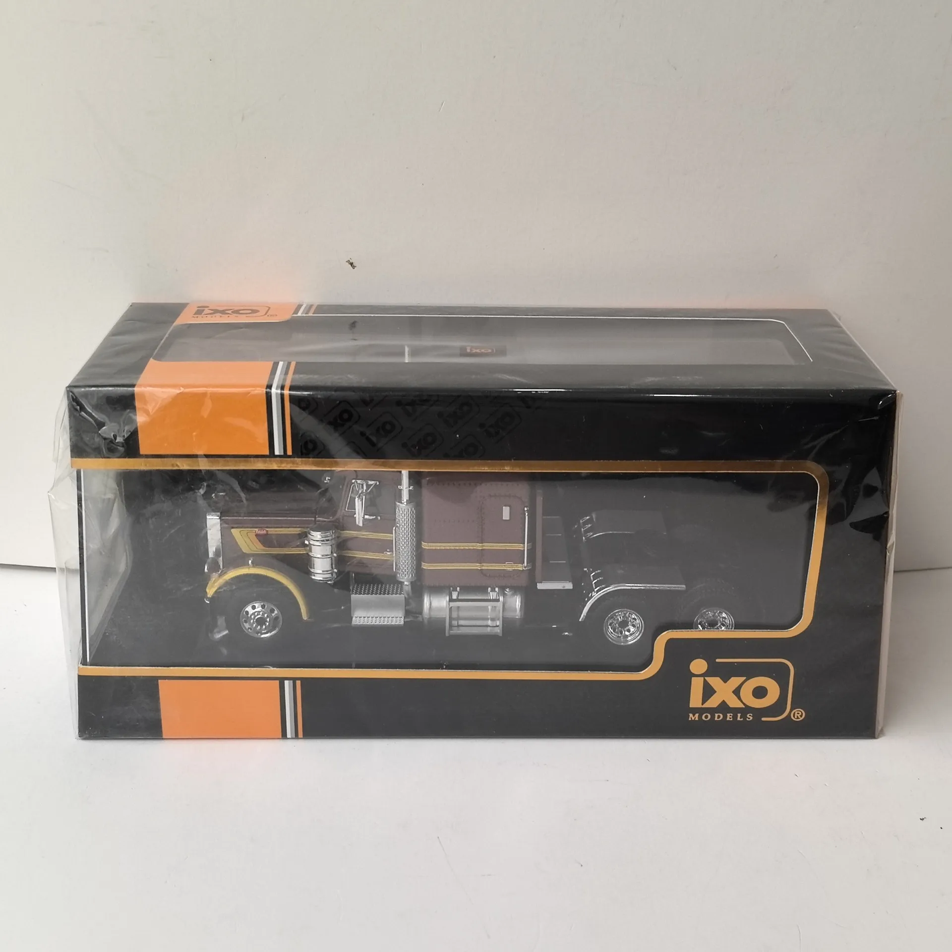 

Diecast IXO 1/43 Scale PETERBILT 359 1973 Peterbilt Tractor Truck Model Alloy Car Model Collectible Toy Gift Souvenir Display