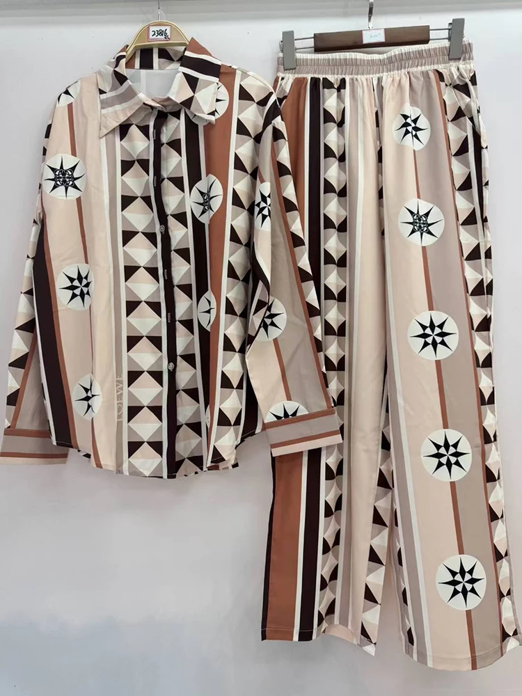 

A two-piece set of retro geometric printed lapel straight shirts and loose wide-leg pants for women's wear in the autumn of 2025