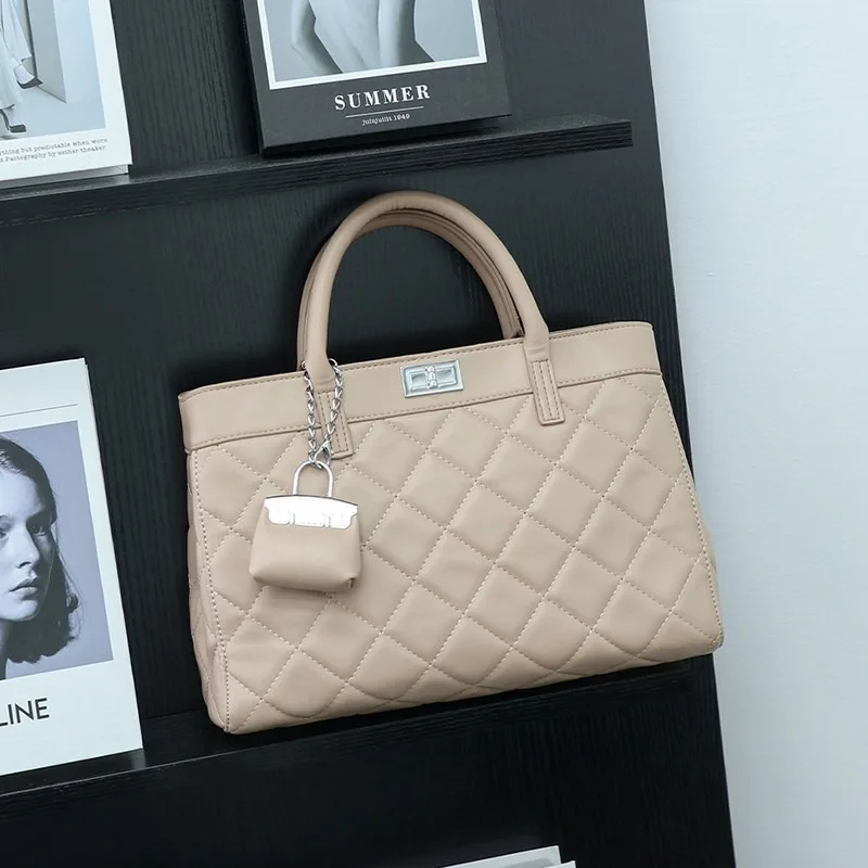 

Unique Designer Paris Fashion Bag With Crossbody Strap Messenger Purse Solid Color And Casual Elegance