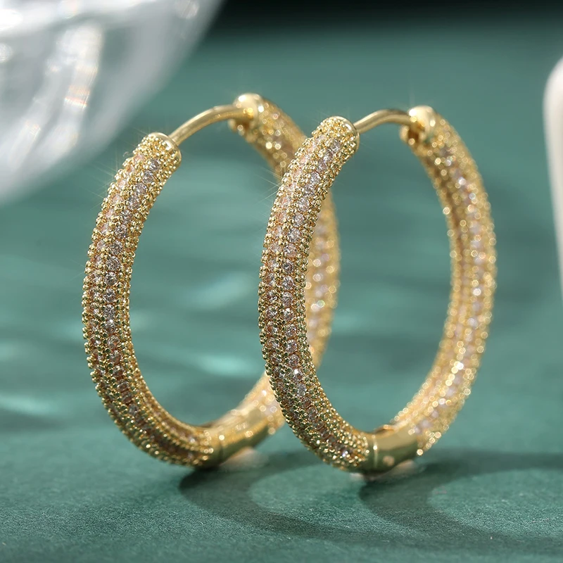 Exquisite Goldfarbene Ohrringe mit Eingelegten Kubischen Zirkonia für Damen Luxuriöse Modische Verlobungs- und Hochzeits-Hängeohrringe – Detail 4