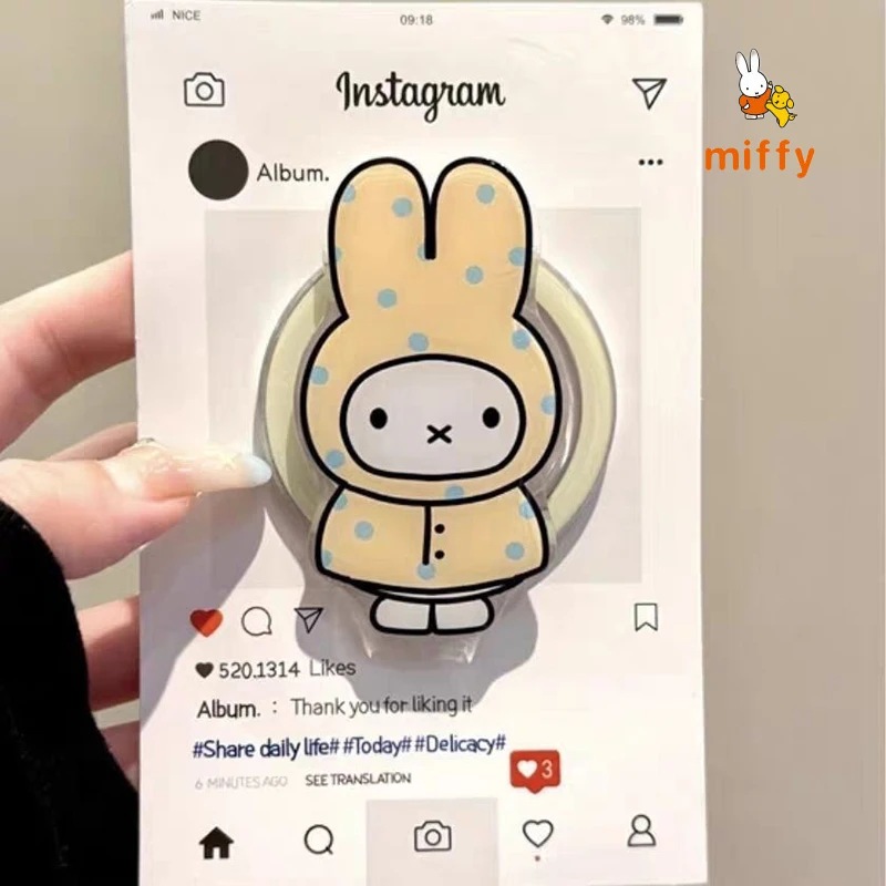 かわいいミッフィーのスマホケース、iPhone 17、16、15、14対応、黄色のレインコートを着たウサギ、マグネット式ホルダー付き、落下防止、ギフトに最適