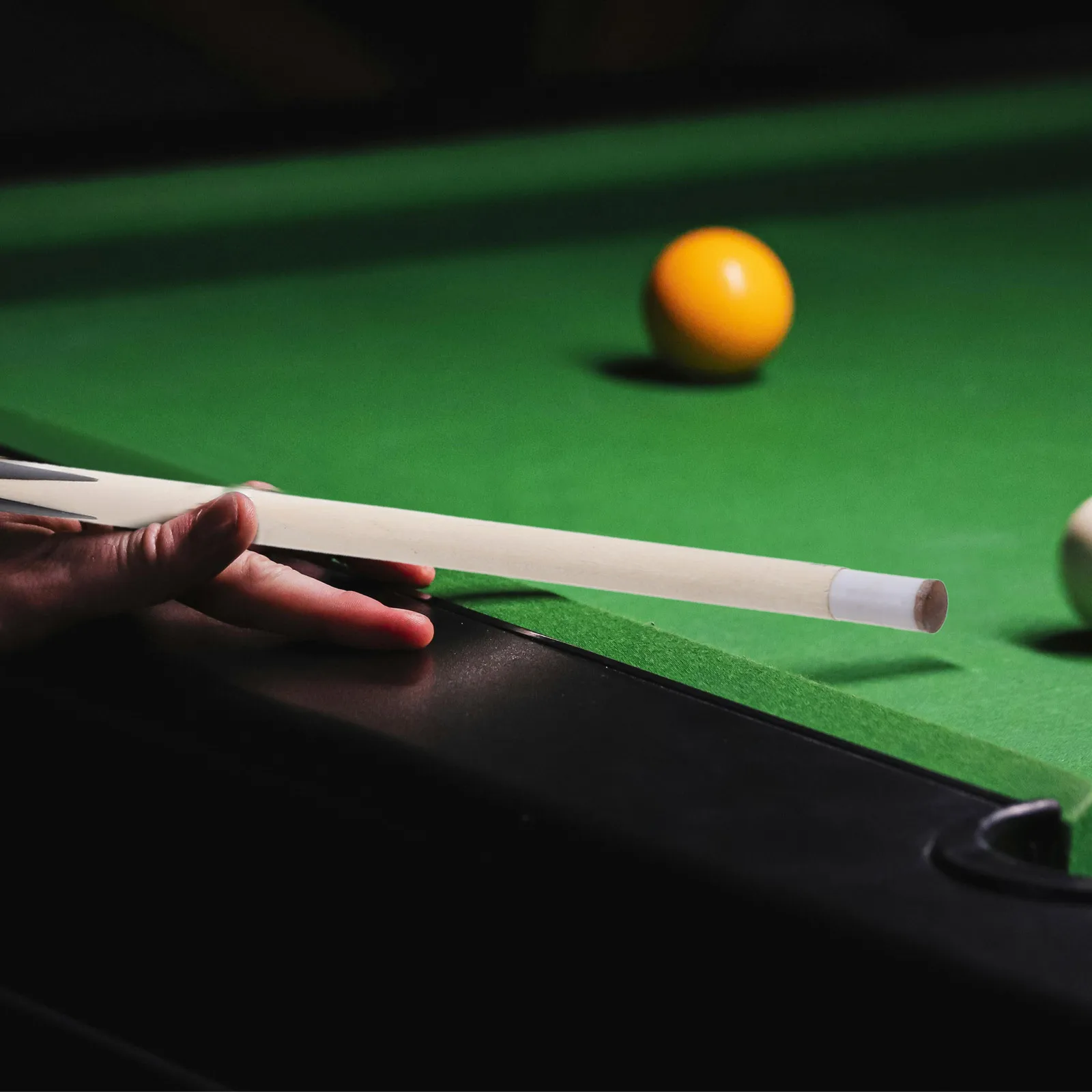 2개 미니 당구 큐 스틱 짧은 풀 큐 나무 디자인 매끄러운 마감 좁은 공간에 이상적 사용 및 보관 용이