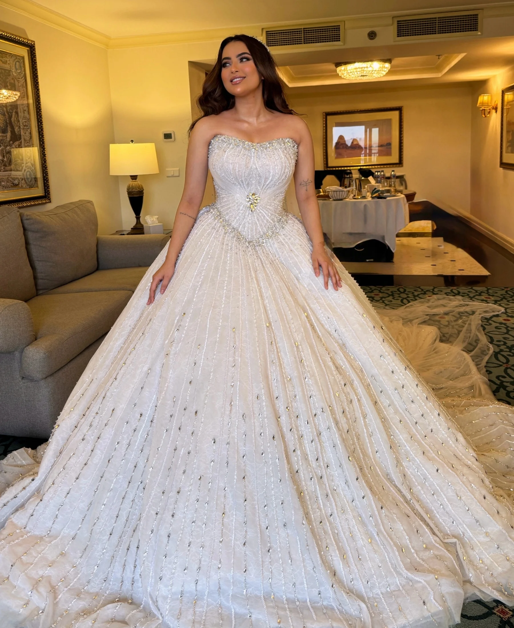 Exquisite Ball Gown Wedding Dress Strapless Sleeveless Bridal Gowns Beaded Lace Sweep Train Dresses Custom Made vestidos