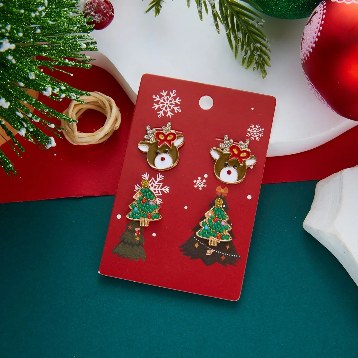 2 Paar/Set Weihnachtsbaum-Schleifen-Hirsch-Ohrstecker für Damen, niedliche Lebkuchenmann-Weihnachtsmann-Schlitten-Krücken-Ohrringe, Schmuck – Detail 20