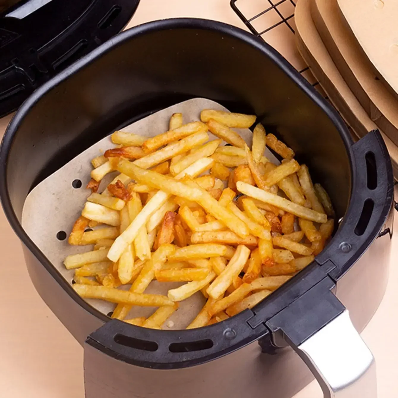 100 Stück – quadratische Heißluftfritteuse-Einlagen mit perforiertem, hitzebeständigem und leicht zu reinigenem Pergamentpapier zum Heißluftbraten, Backofen usw