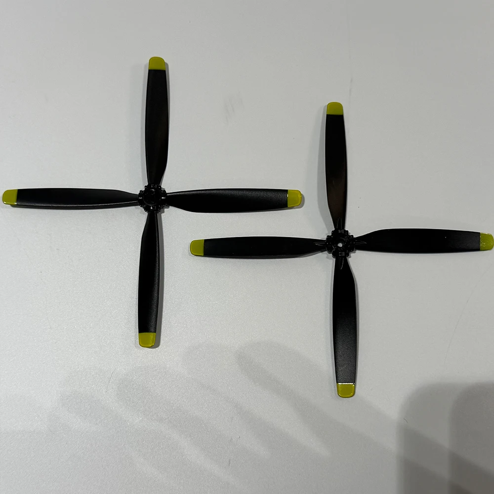 Das Zubehör für das Sayzon P51D Musting RC-Flugzeug (510 mm Spannweite) umfasst einen Propeller und ein rotes/gelbes Fahrwerk. – Detail 28