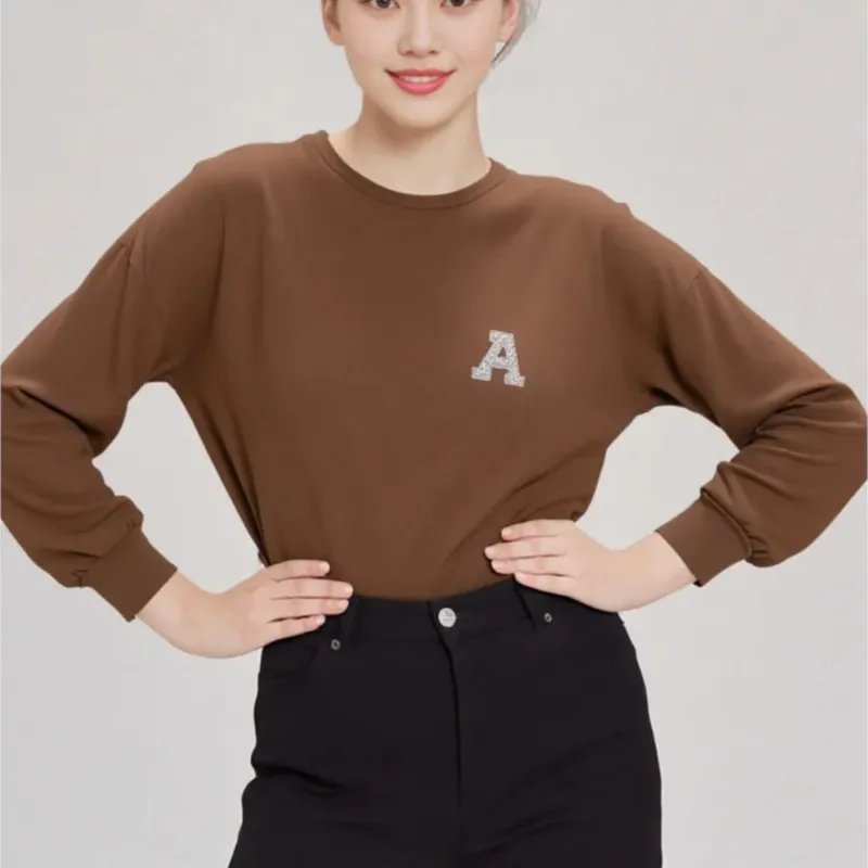 

2200, осенне-зимняя женская футболка с длинным рукавом и жемчужным буквенным принтом, уличная повседневная футболка с круглым вырезом, свободная теплая коричневая футболка для ежедневных поездок