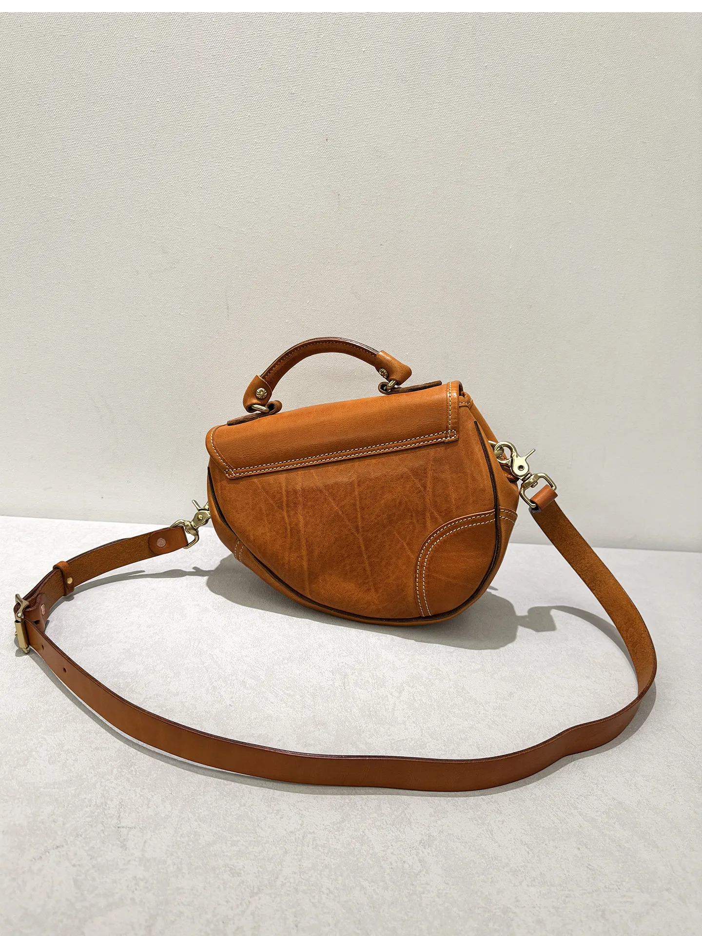 Handgefertigte, hochwertige Damen-Satteltasche aus erstklassigem Rindsleder für den täglichen Gebrauch, luxuriöse Schultertasche aus echtem Leder für Reisen. – Detail 13