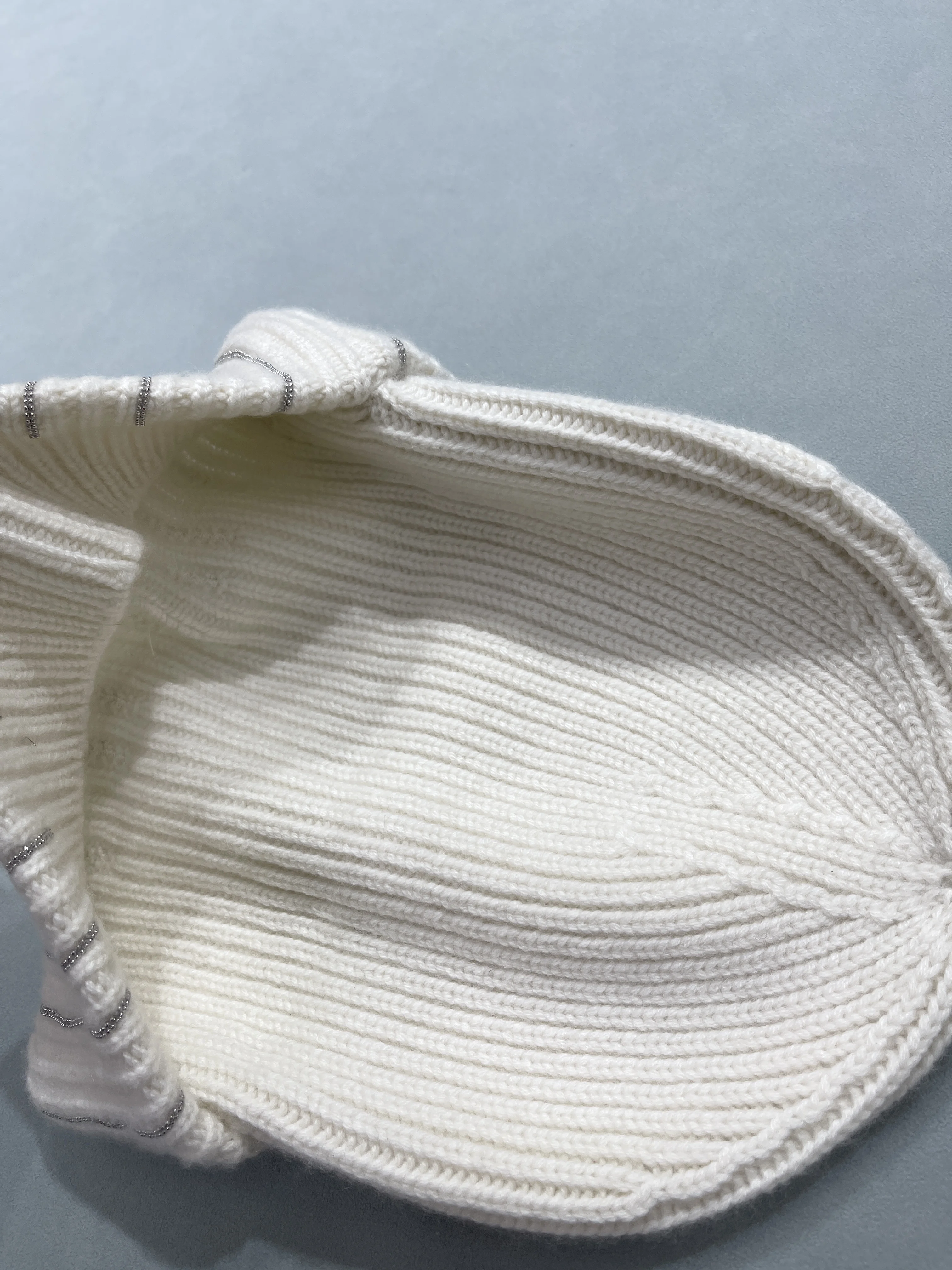 

Новая высококачественная кашемировая вязаная шапка, стильная, универсальная и повседневная.