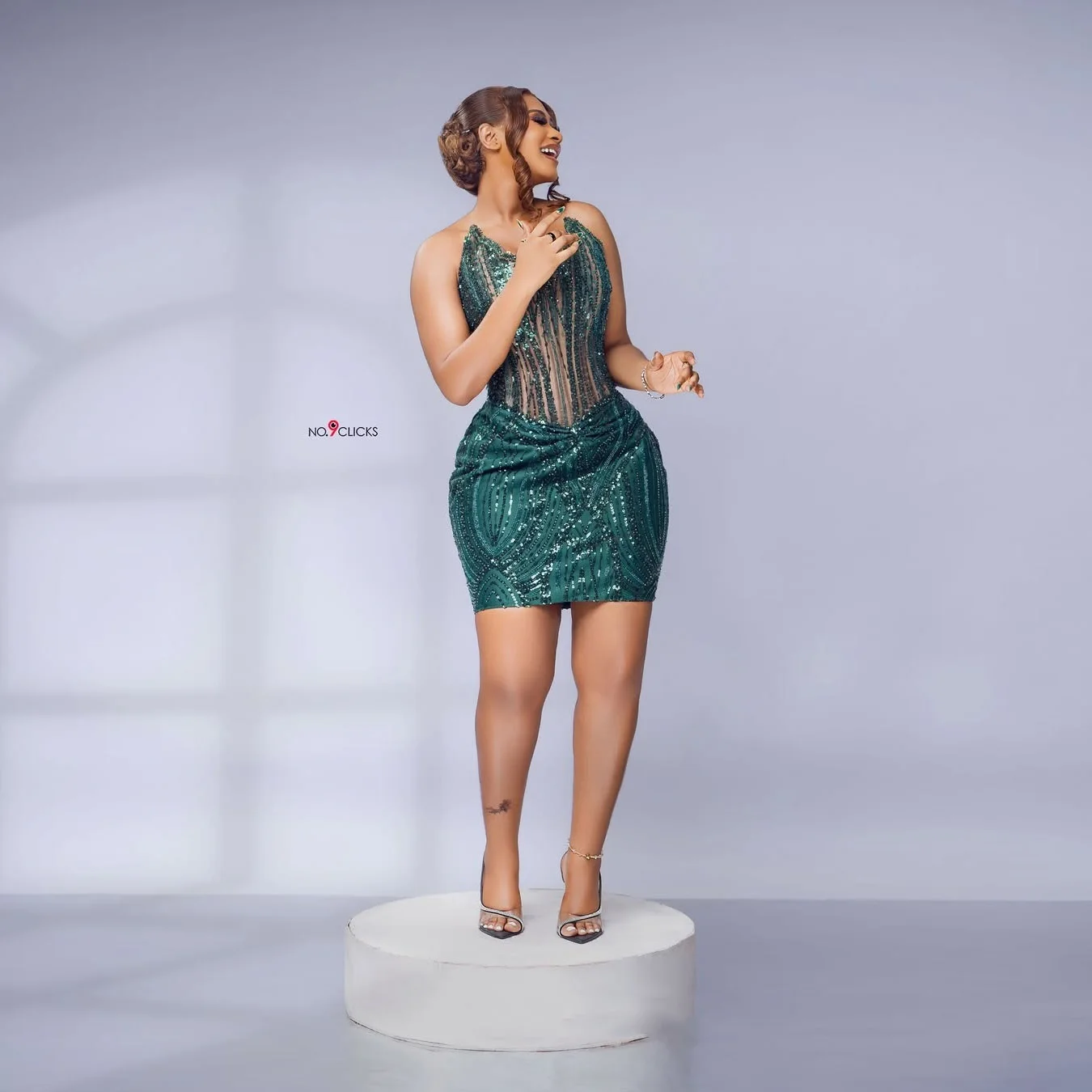 เซ็กซี่ค็อกเทลชุดผู้หญิงสีเขียวมรกตชุดพรหมสั้นภาพลวงตาลูกปัดลูกไม้ชุด Sheath เหนือเข่าความยาว