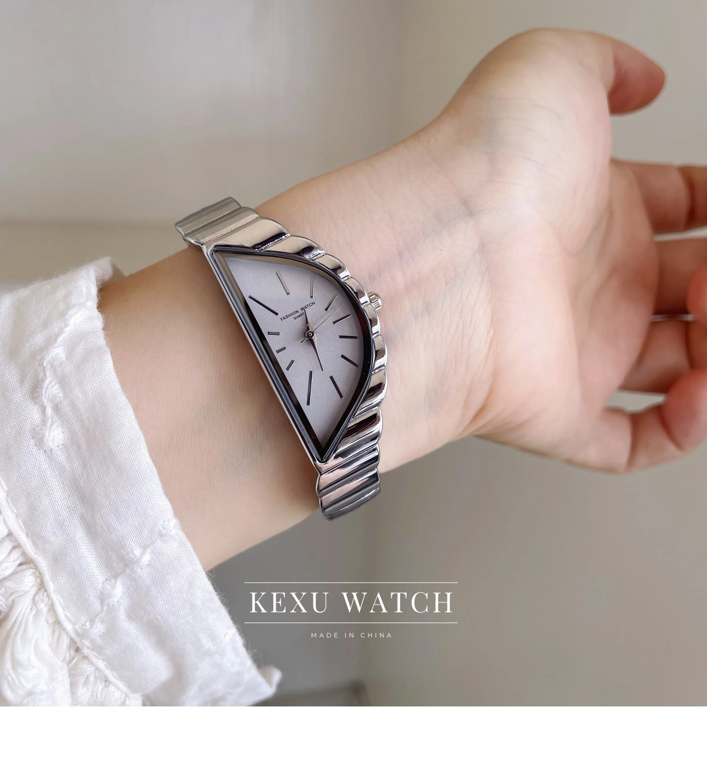 Relógio feminino em formato de meia lua de inspiração vintage, relógio elegante com pulseira de ouro/prata para mulheres, relógio feminino em formato de meia lua