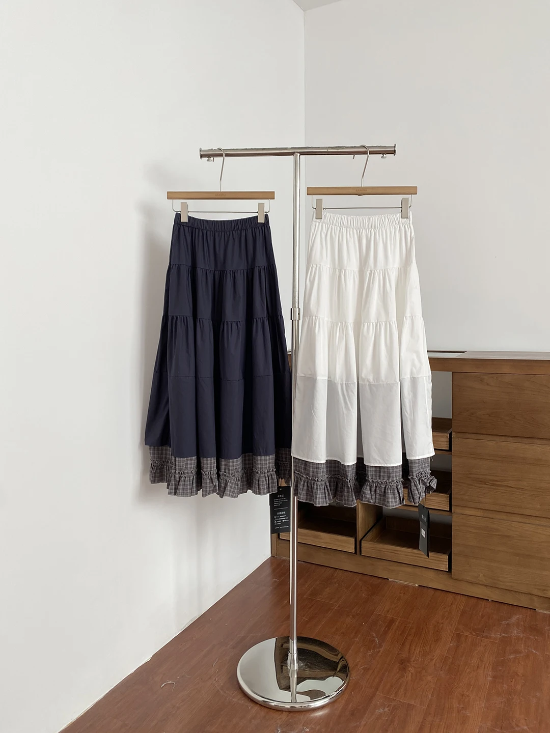 

Весна 2026: Новая женская юбка миди А-силуэта в корейском стиле, с винтажным клетчатым узором и вставками, с завышенной талией, стройнящая фигуру