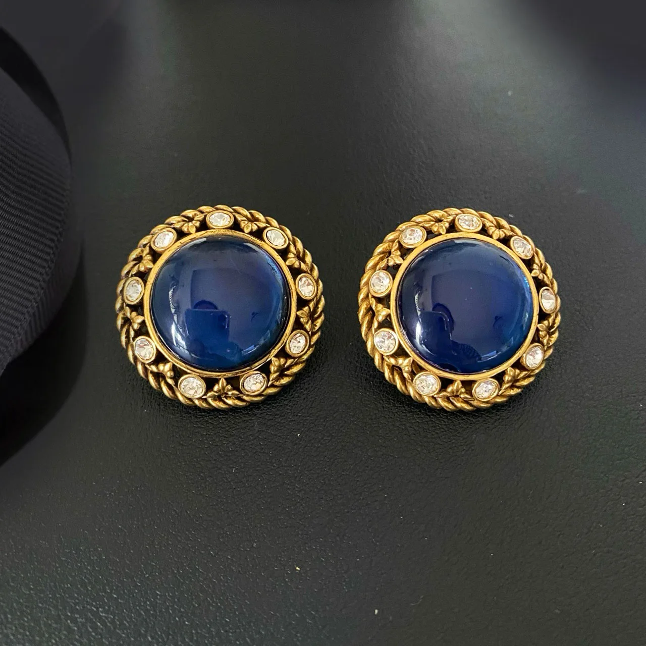 

Новые ювелирные изделия и аксессуары в стиле ретро, полые кружевные резные серьги-клипсы из синей смолы для женских вечеринок и подарков