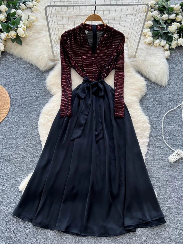 Vestido Longo E de Seda Satin com Decote em V Cruzado, Lantejoulas Brilhantes, Mangas Longas, Cinto que Ajusta a Cintu...