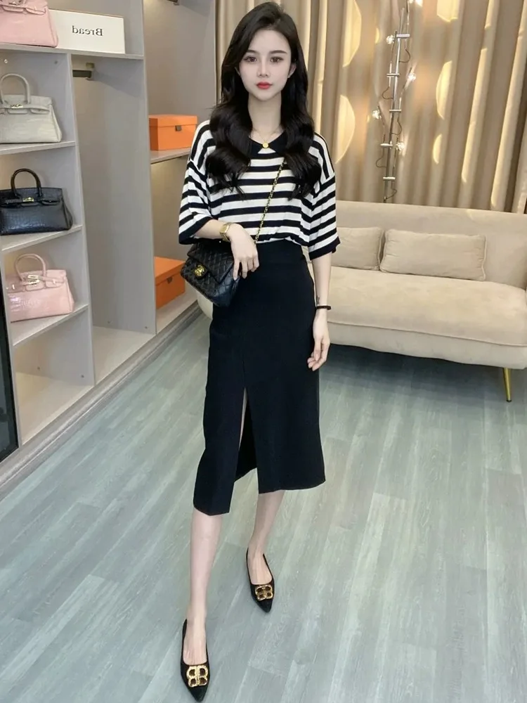 

Модный комплект из двух предметов: летняя женская юбка миди с высокой талией и полосатая футболка с воротником «Питер Пэн» (новинка 2025 года)