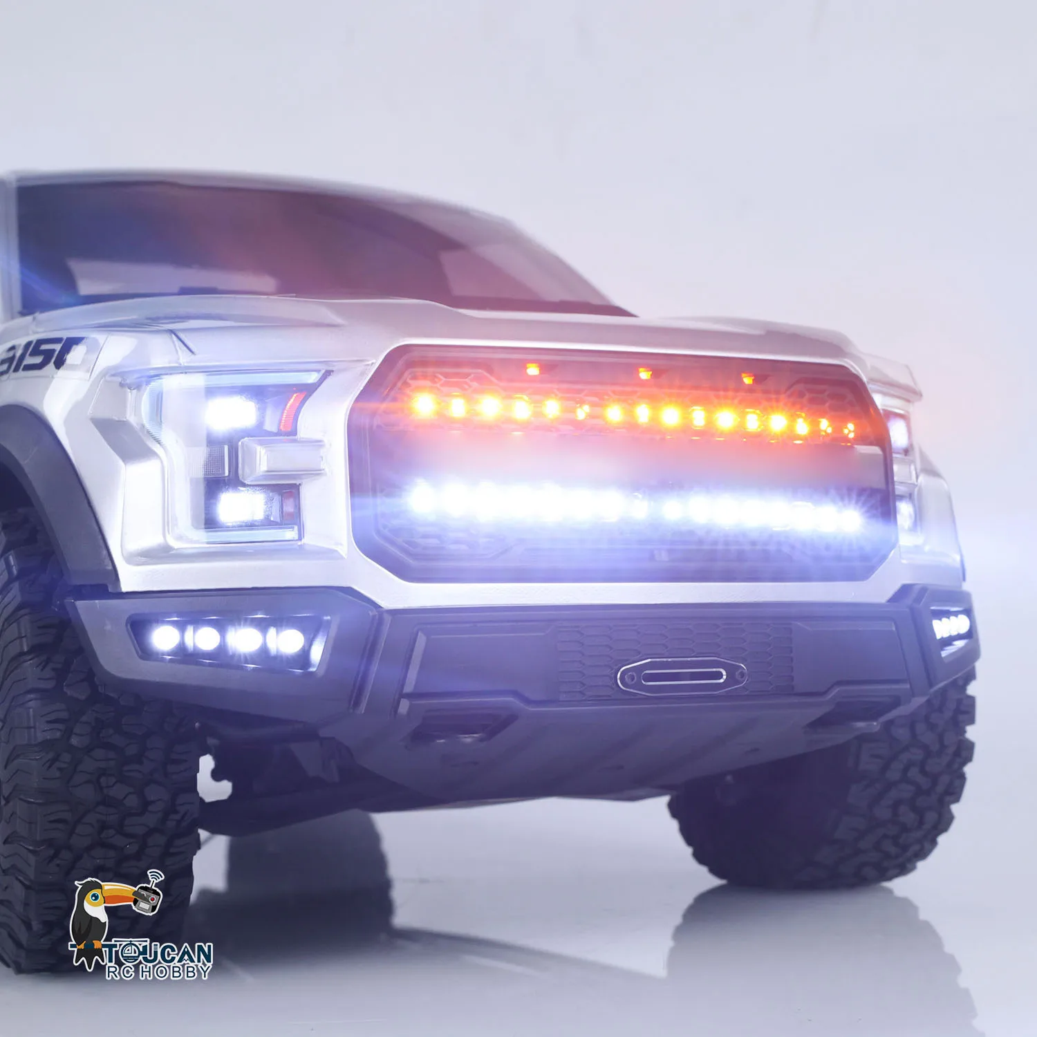 2-biegowy model RC pickupa F150 w skali 1:8, elektryczny samochód terenowy z radiowym sterowaniem 2.4G, pojazd 4WD z blokadą osi, światłami i prostą tylną osią.