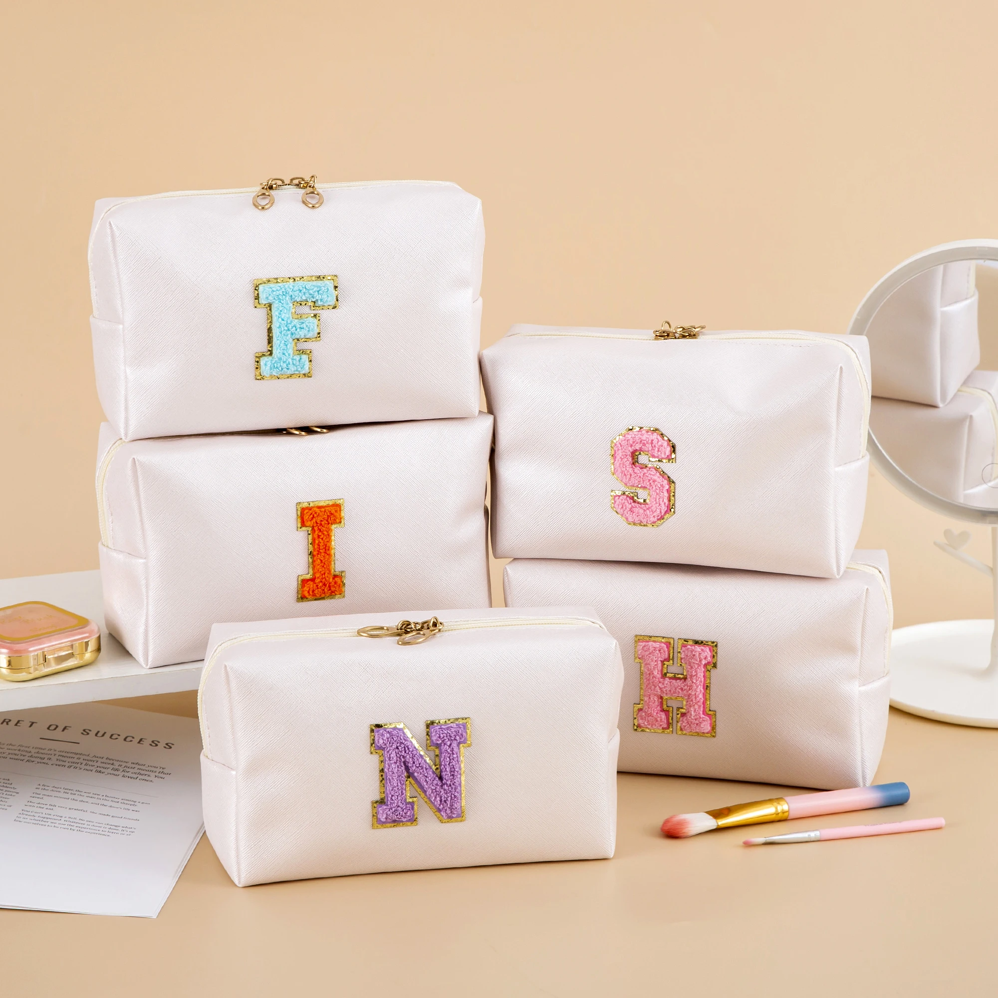 Parche Preppy impermeable de chenilla con letras para el cuidado de la piel para mujer y niña, bolsa de aseo cosmética de maquillaje para viajes, uso diario