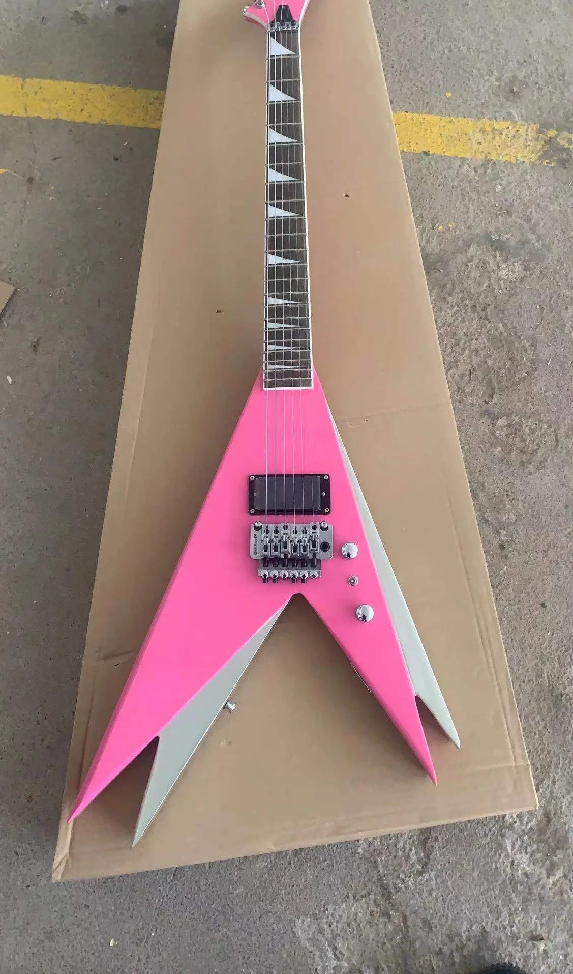 

From the factory high-end custom 6-string special-shaped electric guitar, double swing accessories, pink and silver body, free s