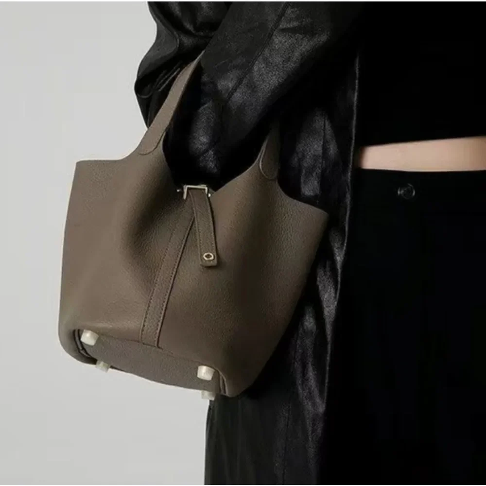 

Hand carry autumn niche 2025 handbag simplicity improves timing fashion new solid color