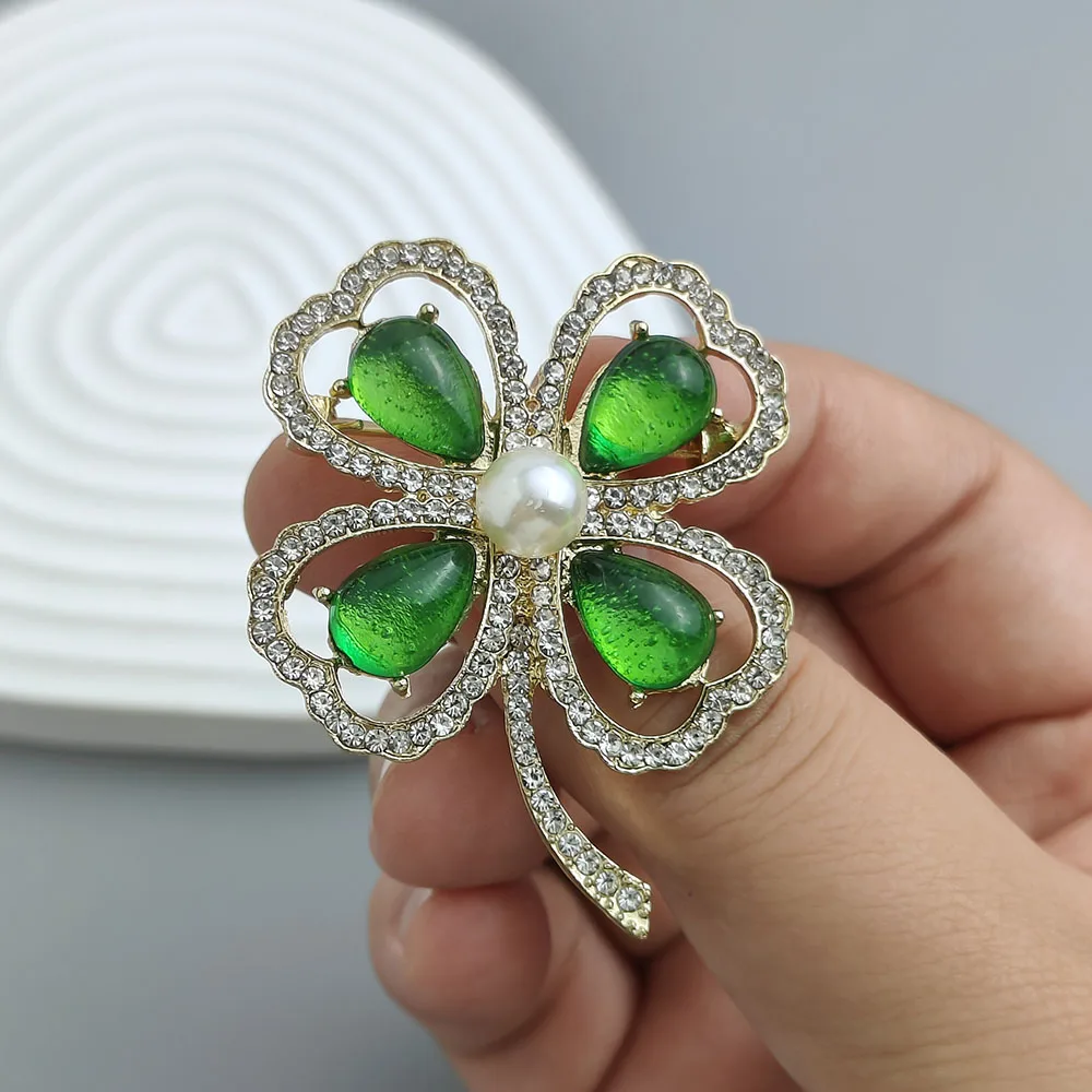 

Fashion four-leaf clover pearl zircon brooch, women's anti-exposure brooch, metal button to fix clothes, wedding party gift