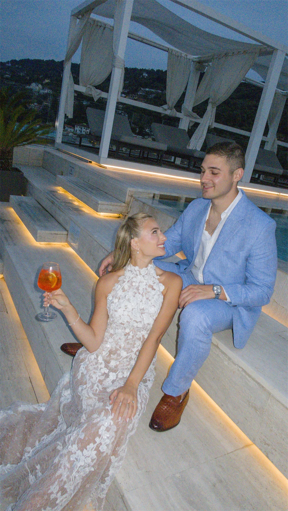 طوكيو مخصص الأبيض الرسن العنق فساتين الزفاف أكمام عارية الذراعين زهرة ثوب الزفاف أنيقة قطار المحكمة ثوب الزفاف #2