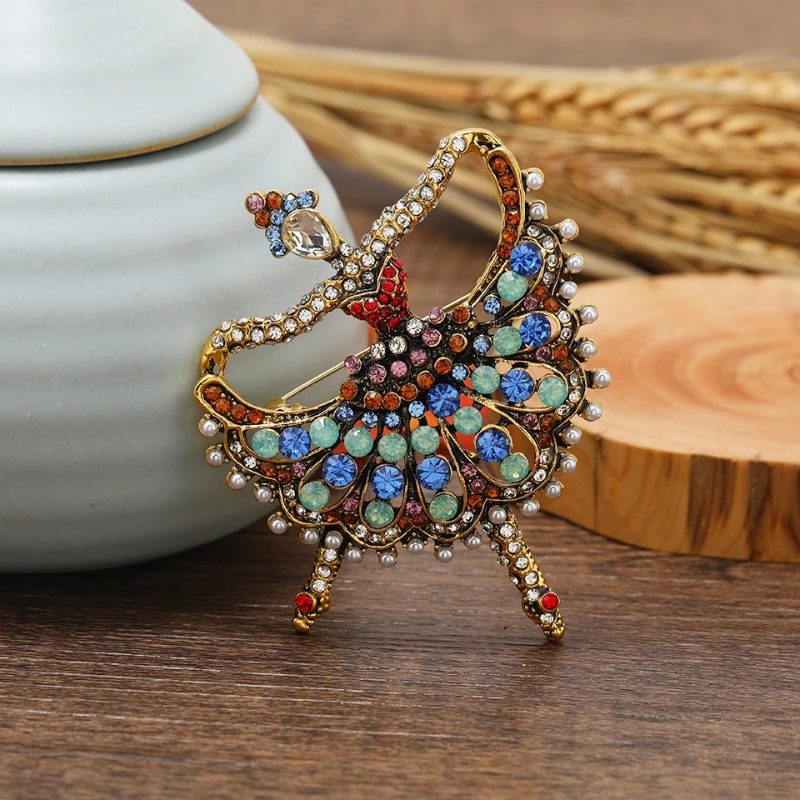 Exquisite brooch, vintage, elegant, fashionable, classic-themed women's jewelry, a perfect choice for outfits, ideal as a gift