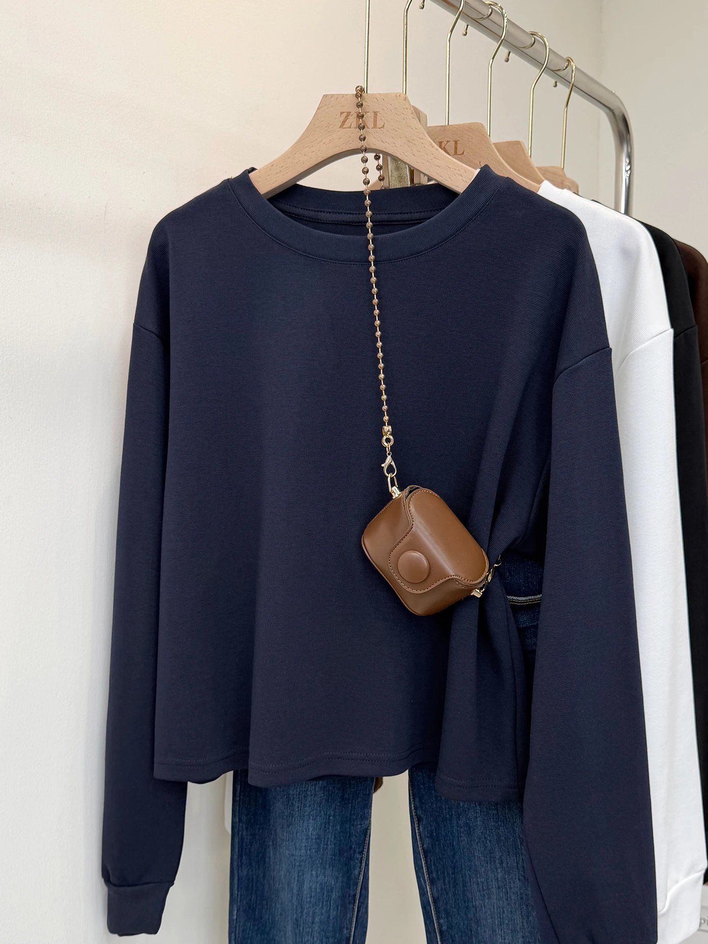 Bluza damska z dzianiny waflowej bez kaptura, elegancka, uniwersalna, idealna na wiosnę, dla studentek, z haftowanym napisem.